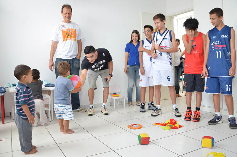 Além de entregarem as doações, atletas brincaram com as crianças atendidas pela instituição (Foto: Lindomar Clailton - Palavra Facil Comunicação)